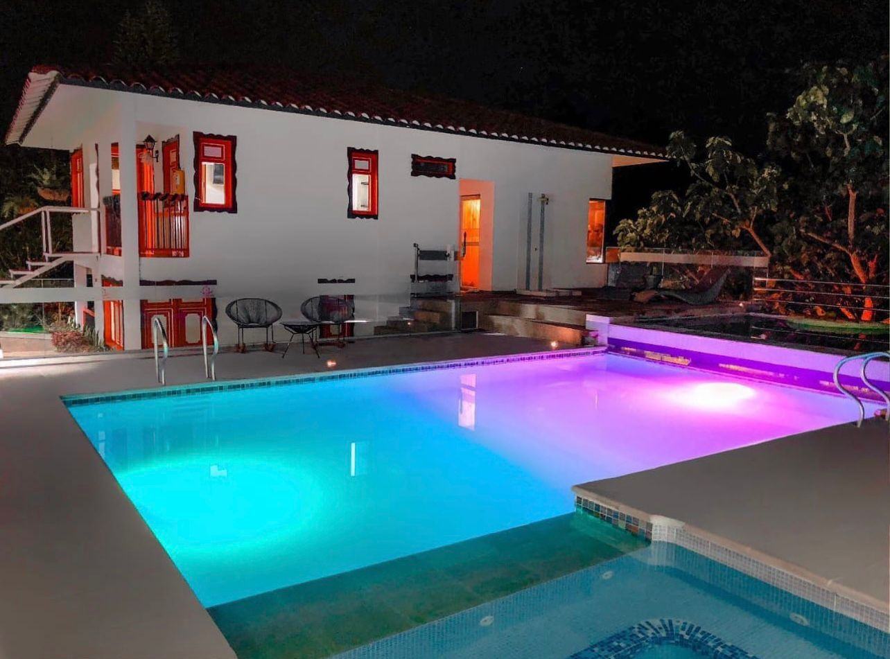 hotel terratacuara armenia piscina noche